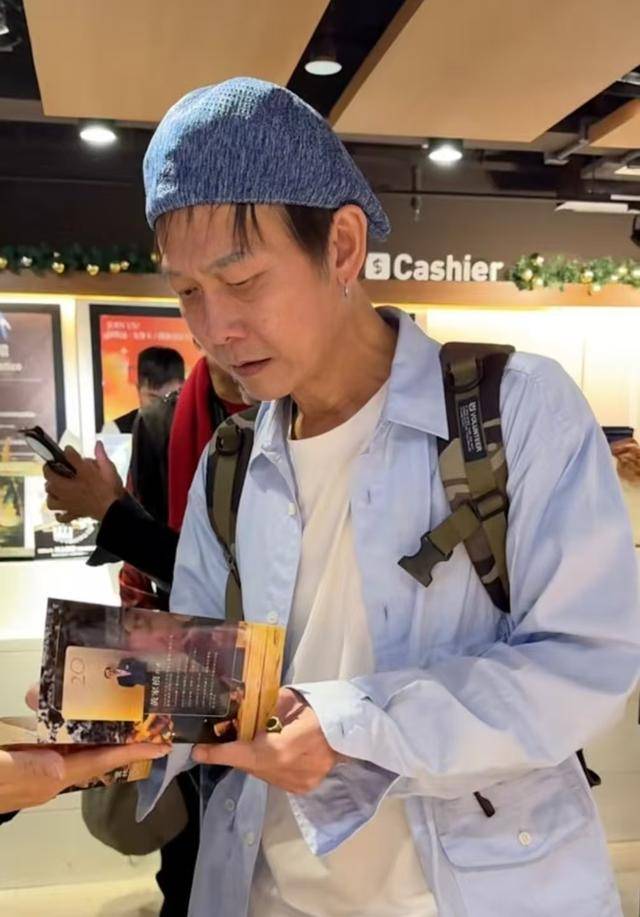 断崖式衰老62岁港知名打星书店被偶遇瘦如纸片人兼老人斑显