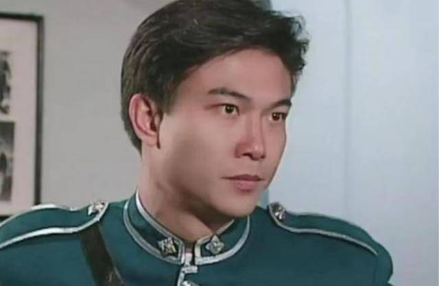 断崖式衰老62岁港知名打星书店被偶遇瘦如纸片人兼老人斑显