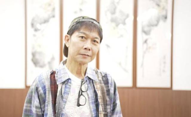 断崖式衰老62岁港知名打星书店被偶遇瘦如纸片人兼老人斑显