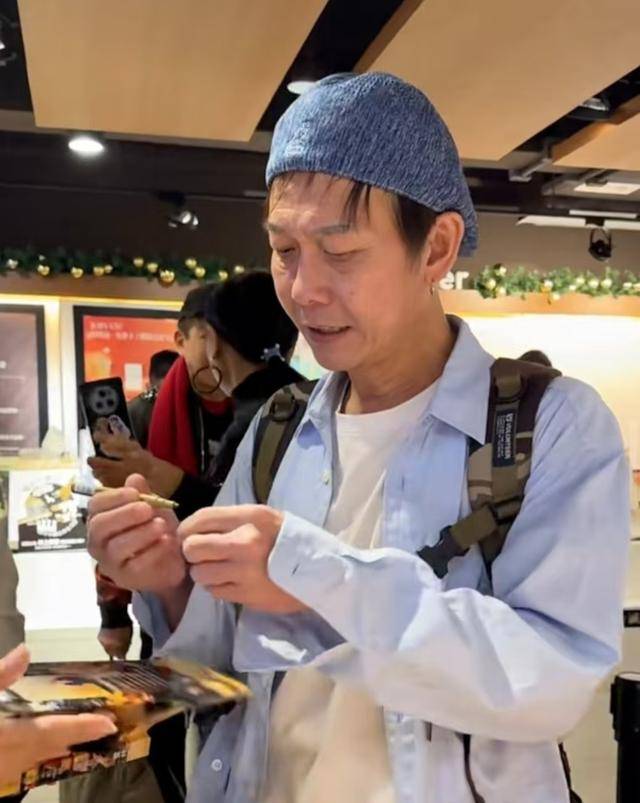断崖式衰老62岁港知名打星书店被偶遇瘦如纸片人兼老人斑显
