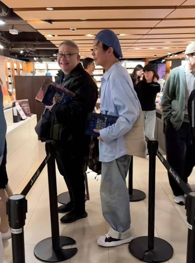断崖式衰老62岁港知名打星书店被偶遇瘦如纸片人兼老人斑显
