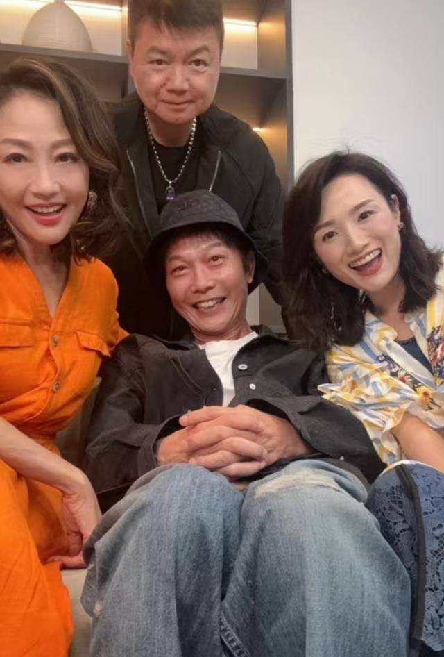 断崖式衰老62岁港知名打星书店被偶遇瘦如纸片人兼老人斑显