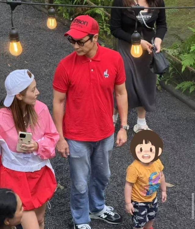 天伦之乐！TVB视帝一家内地亲子游与港姐太太公开放闪羡煞旁人