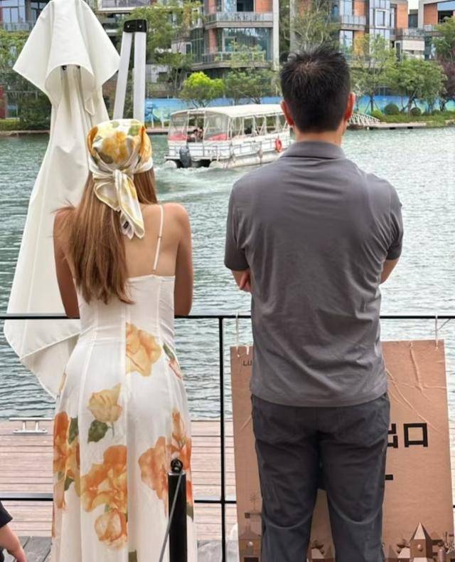 天伦之乐！TVB视帝一家内地亲子游与港姐太太公开放闪羡煞旁人
