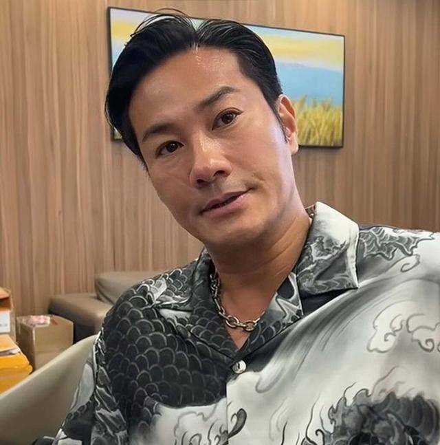 好惨！香港知名男星遭陌生人乱刀砍伤缝百针后首揭点错相悲剧