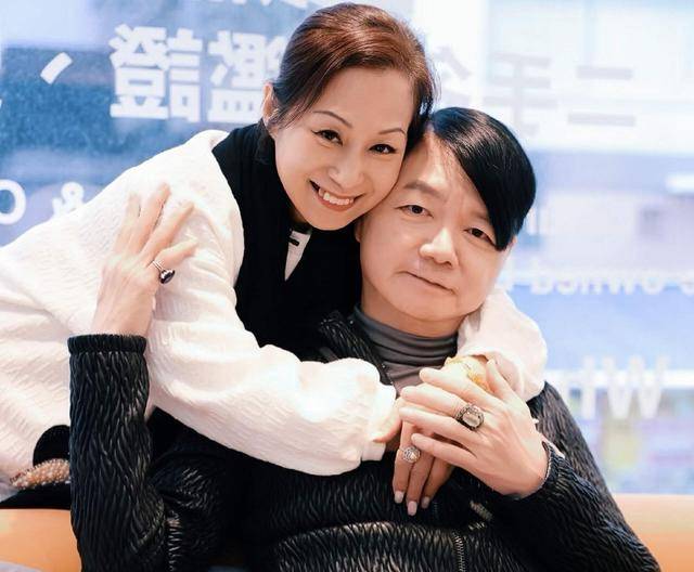 香港知名男星为亡妻举行海葬因水结缘以海告别未来愿同眠大海