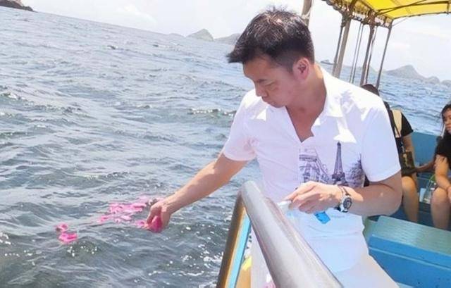 香港知名男星为亡妻举行海葬因水结缘以海告别未来愿同眠大海