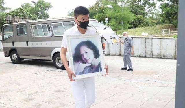 香港知名男星为亡妻举行海葬因水结缘以海告别未来愿同眠大海
