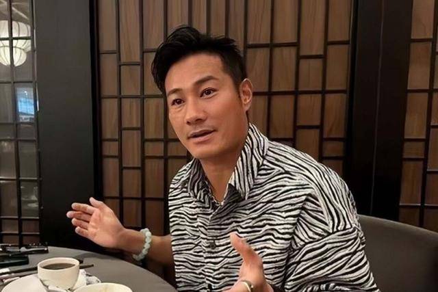 好惨！香港知名男星遭陌生人乱刀砍伤缝百针后首揭点错相悲剧