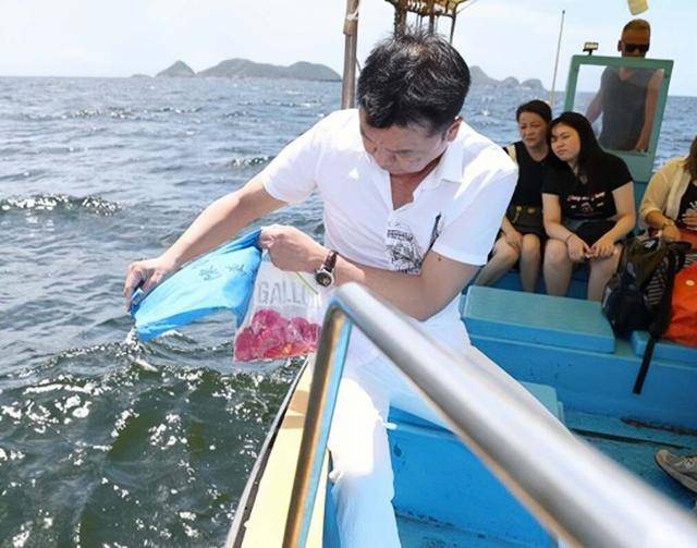 香港知名男星为亡妻举行海葬因水结缘以海告别未来愿同眠大海