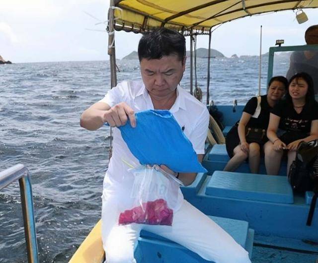 香港知名男星为亡妻举行海葬因水结缘以海告别未来愿同眠大海