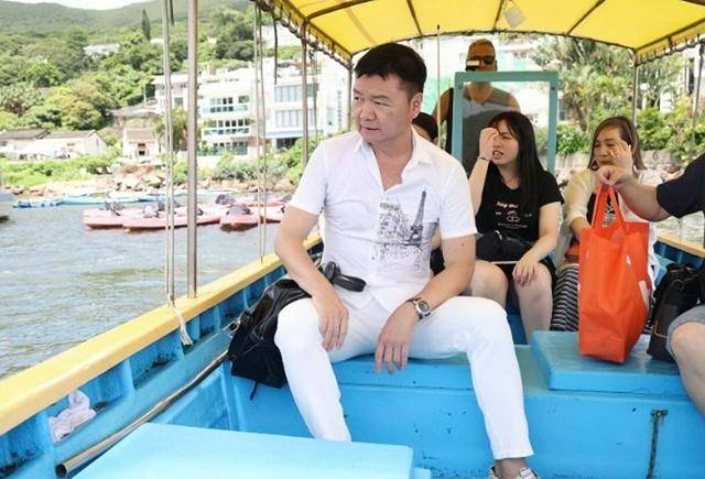 香港知名男星为亡妻举行海葬因水结缘以海告别未来愿同眠大海