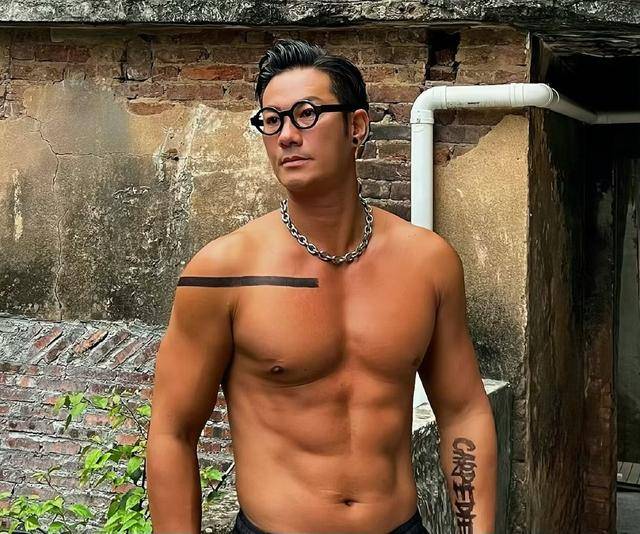 好惨！香港知名男星遭陌生人乱刀砍伤缝百针后首揭点错相悲剧