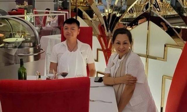 香港知名男星为亡妻举行海葬因水结缘以海告别未来愿同眠大海