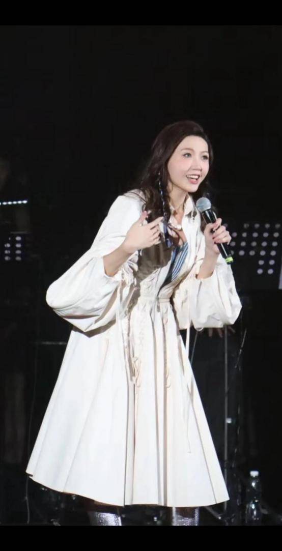 TVB女歌手演唱会穿着大胆被指卖弄性感曾被粉丝点名耍大牌