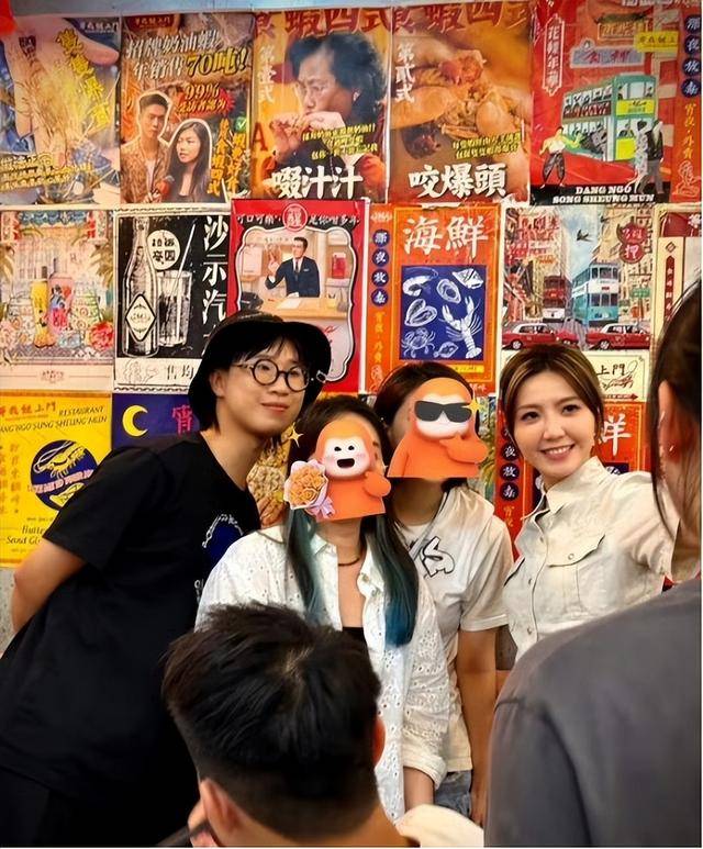 TVB女歌手演唱会穿着大胆被指卖弄性感曾被粉丝点名耍大牌