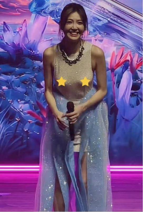 TVB女歌手演唱会穿着大胆被指卖弄性感曾被粉丝点名耍大牌