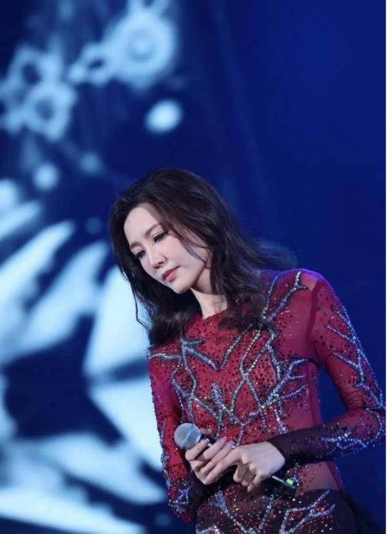 TVB女歌手演唱会穿着大胆被指卖弄性感曾被粉丝点名耍大牌