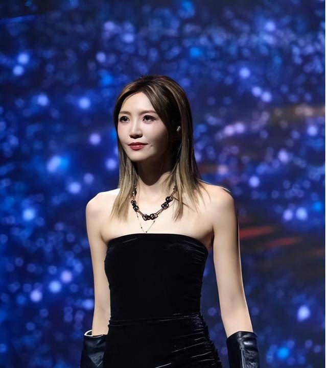 TVB女歌手演唱会穿着大胆被指卖弄性感曾被粉丝点名耍大牌