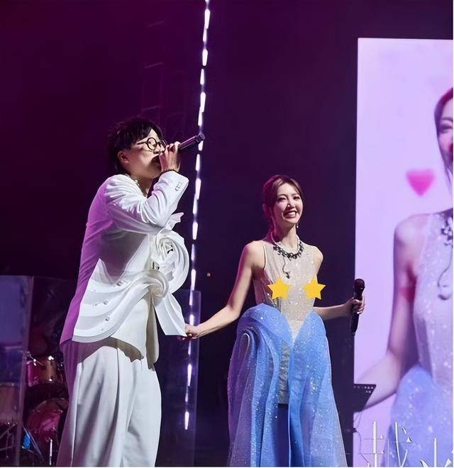 TVB女歌手演唱会穿着大胆被指卖弄性感曾被粉丝点名耍大牌