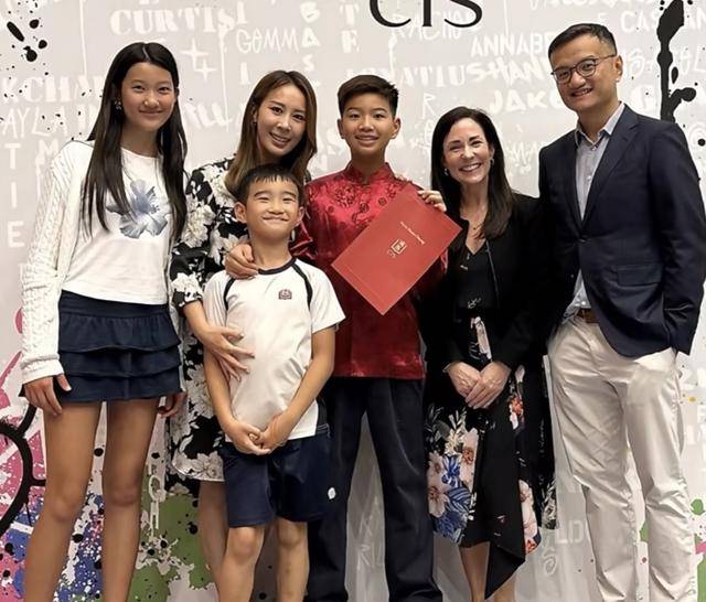 TVB前港姐冠军晒一家五口近照！大女儿高过妈妈才华横溢已出书
