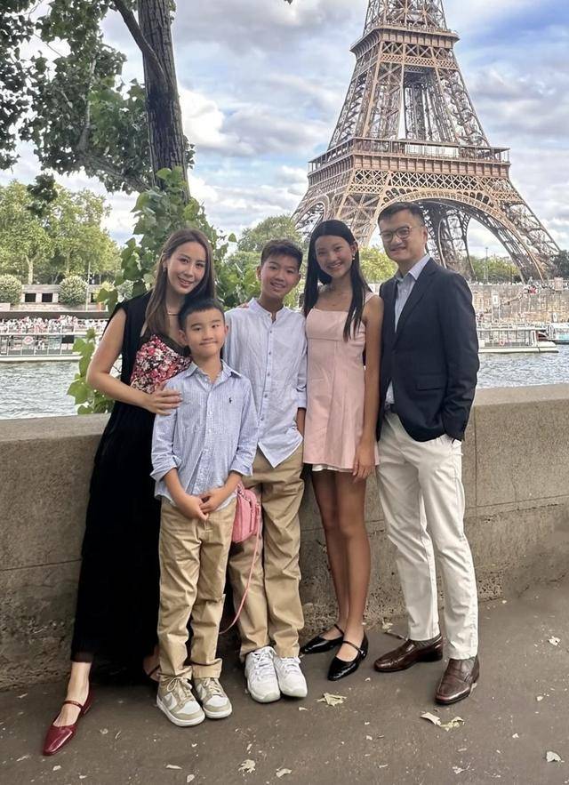 TVB前港姐冠军晒一家五口近照！大女儿高过妈妈才华横溢已出书
