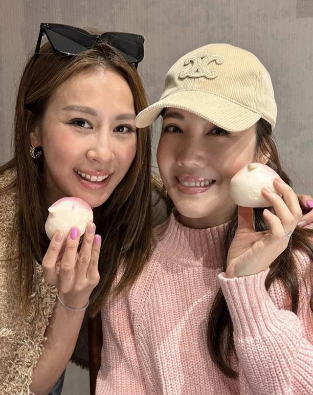 TVB前港姐冠军晒一家五口近照！大女儿高过妈妈才华横溢已出书