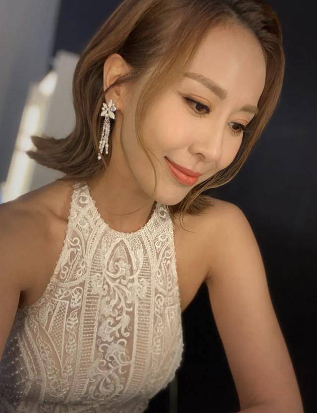 TVB前港姐冠军晒一家五口近照！大女儿高过妈妈才华横溢已出书