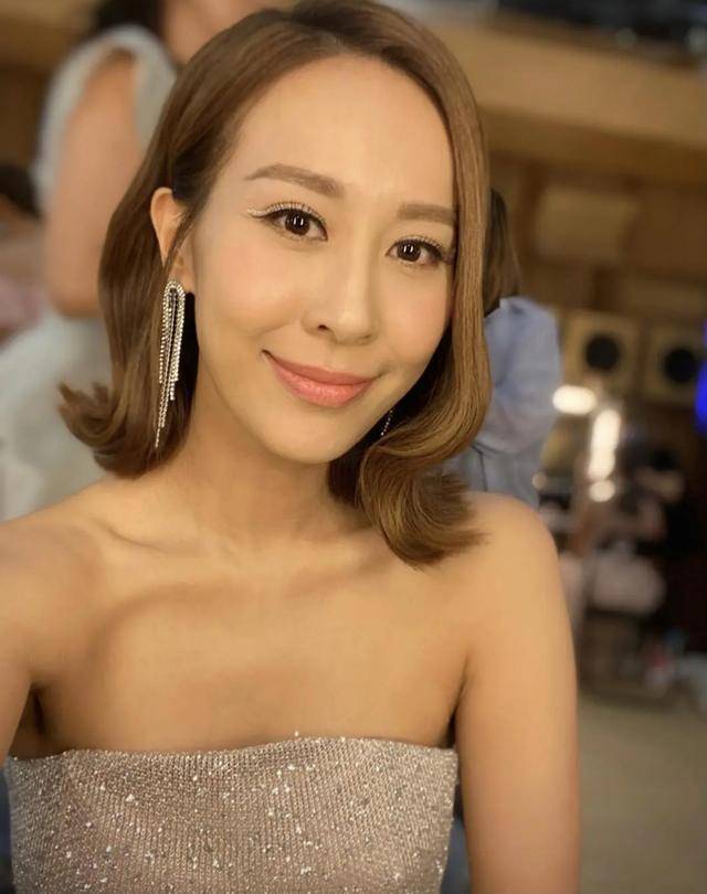 TVB前港姐冠军晒一家五口近照！大女儿高过妈妈才华横溢已出书