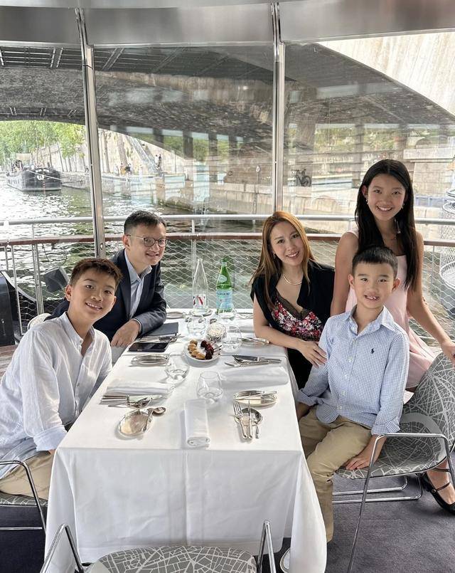 TVB前港姐冠军晒一家五口近照！大女儿高过妈妈才华横溢已出书