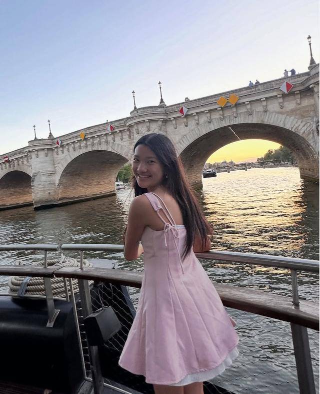 TVB前港姐冠军晒一家五口近照！大女儿高过妈妈才华横溢已出书