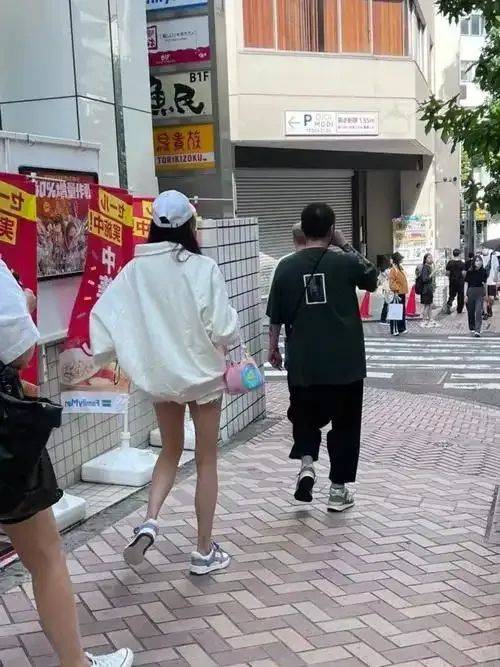 他这是咋了